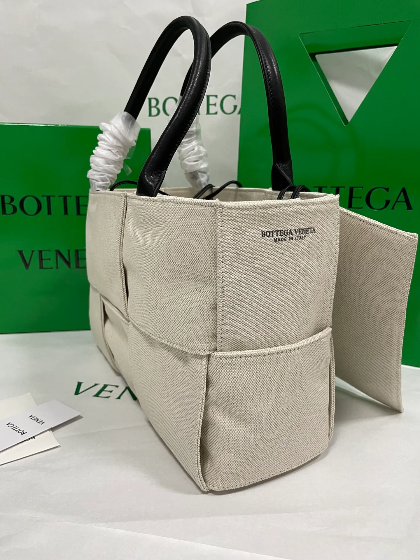 #𝐀𝐑𝐂𝐎 𝐓𝐎𝐓𝐄 Woven tote bag, 3 compartments in linen. Here comes the elegant tote bag. The woven elements and white body are perfect for commuting. The linen fabric and the overall design are simple and fashionable. The upper body is very easy to match. It has a strong signature. It is cool and cool, light and versatile. It is a favorite of many people. You can’t go wrong with this one! Size: 36*24*12